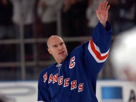 Mark Messier in his Rangers captain's jersey, waving to the crowd